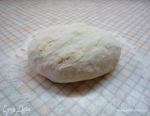 Тесто готово! Дайте ему отдохнуть на столе под полотенцем минут 20, затем приступайте к приготовлению пельменей.