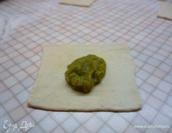Далее тесто делим на четыре части, раскатываем как можно тоньше каждую часть. Нарезаем на квадраты. На каждый квадрат кладем начинку, сворачиваем по диагонали и защипываем края.