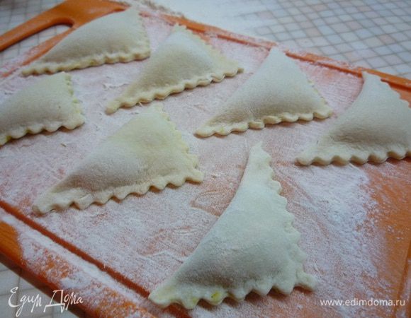 В кастрюле даем воде закипеть, добавляем 1 столовую ложку оливкового масла и варим пельмени до готовности. 