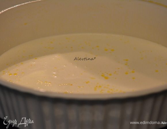 Смешать сливки с молоком. Вылить половину в блюдо.