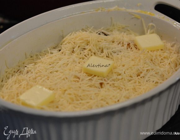 Добавить сверху на последний слой 1 ст. л. сливочного масла. Прикрыть фольгой и поставить в духовку на 30 минут. По окончанию последней минуты снять фольгу и оставить еще на 30 минут. 