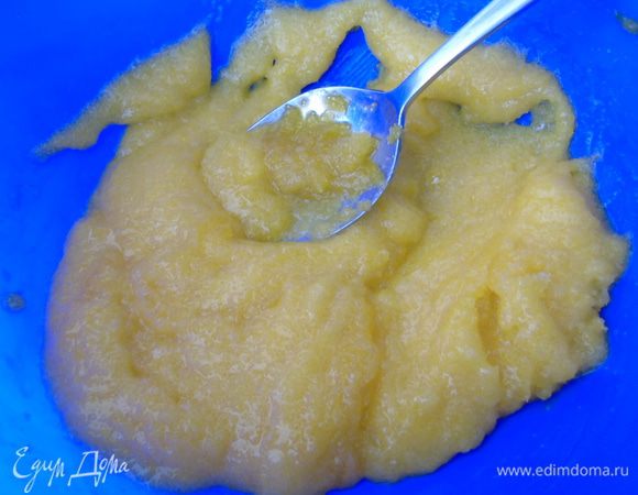 Яйца разделяем на белки и желтки. Желтки смешиваем с сахаром.