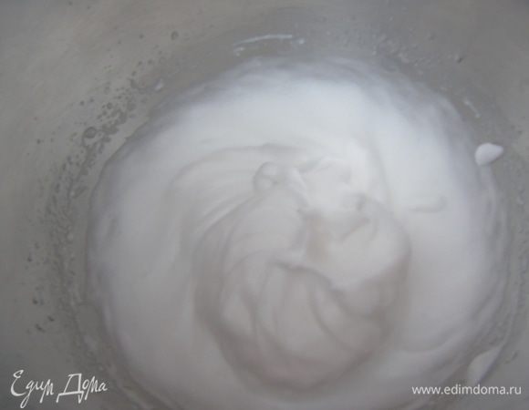 3 белка (один оставляем на глазурь) взбиваем со щепоткой соли в крепкую пену. 