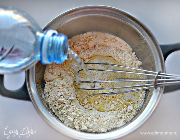 Влейте в муку газированную воду и быстро перемешайте. Посолите тесто и оставьте на 20 минут. Густота теста должна быть, как на оладьи.