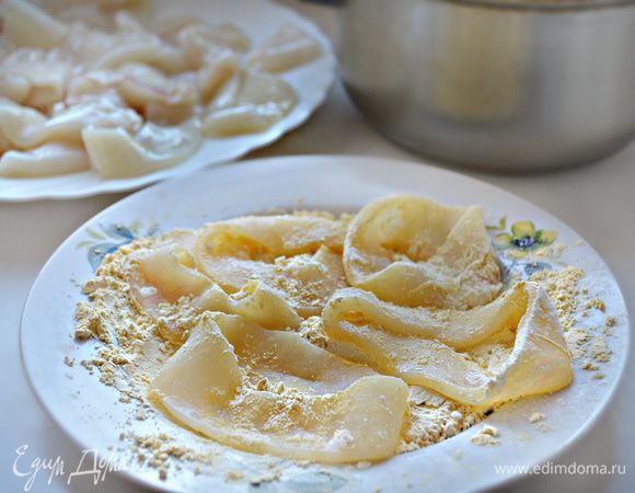 Окуните кольца кальмара в муке, затем в тесте и стряхните лишнее. 