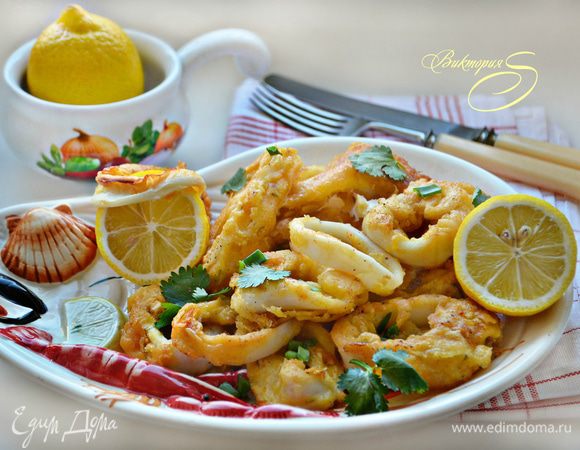 Подавайте кальмары с лимоном, посыпав зеленью. Приятного вам аппетита!