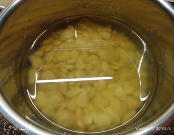 Фасоль, как обычно, замачиваем на ночь, утром заливаем свежей водой (1 литр) и варим до готовности. Отвар не выливаем, а будем использовать вместо куриного бульона.