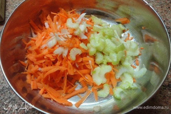 Луковицу мелко режем и жарим на оливковом масле до золотистого цвета. Морковь натираем на терке, сельдерей и чеснок мелко нарезаем.