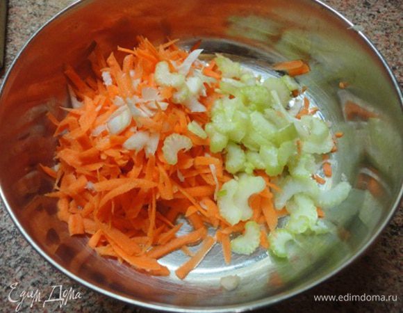 Луковицу мелко режем и жарим на оливковом масле до золотистого цвета.
Морковь натираем на терке, сельдерей и чеснок мелко нарезаем.