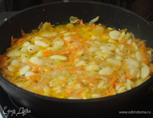 Добавляем овощи к луку и немного тушим. Затем добавляем фасоль, прованские травы и прогреваем.