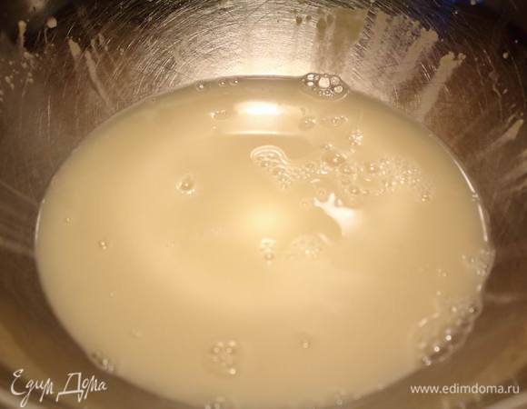 В теплую воду всыпаем дрожжи и чайную ложку сахара и ставим в теплое место, чтобы дрожжи проснулись и начали пузыриться.