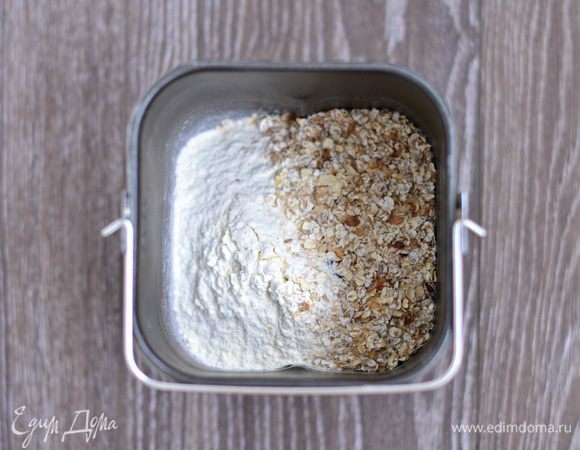 Муку просеять, добавить овсяные хлопья (50 г). Я делаю тесто в хлебопечке, так что все добавляю в чашу для замеса.
