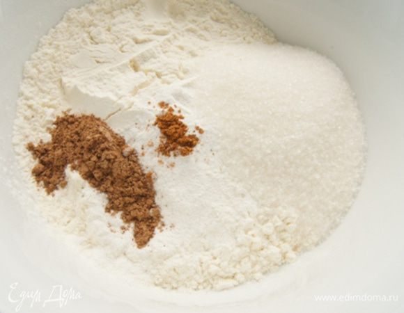 В миске соединить муку, сахар, щепотку соли, разрыхлитель и мускатный орех.