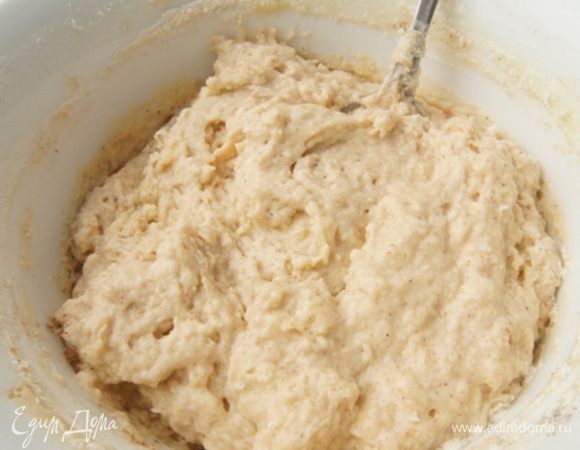 Добавить яблочное пюре( у меня детское пюре из яблок) и масло. Перемешать до однородности.