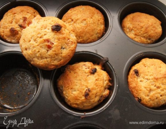 Выпекать кексы в разогретой до 180°С духовке 20 минут. Готовность определить по сухой палочке.
Вот такие румяненькие и нежные получились кексы.