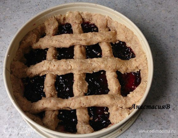 Из оставшегося теста делаем решетку.