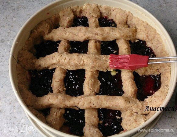 Перемешать 1 желток и 3 ст. л. воды и обмазать решетку.