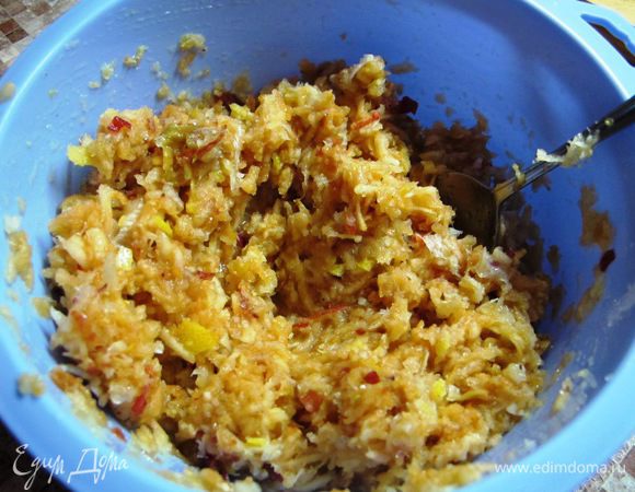 Яблоки очистить, нарезать тонкими ломтиками или натереть на крупной терке. Добавить 2/3 стакана сахара.