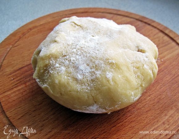 Муку смешать с разрыхлителем, 1/3 стакана сахара и солью. Добавить яйцо, мягкое масло, ряженку и замесить крутое тесто.