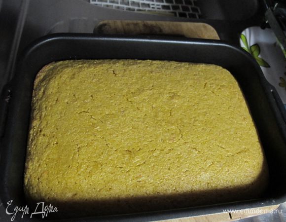 Тесто разделить на две части. На дно формы размером 20х30 см положить лист пекарской бумаги. Раскатать тесто в размер формы. На тесто выложить начинку и закрыть вторым листом теста. Края подогнуть.