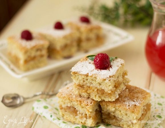 Выпекать 25-30 минут при температуре 170°С до легкого зарумянивания верха. Охладить, нарезать на небольшие квадратики и посыпать сахарной пудрой.