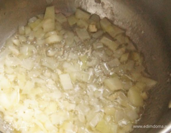 Разогреть оба вида масла в кастрюле. Лук и чеснок нарезать мелкими кубиками и обжарить около 2 минут, постоянно помешивая.