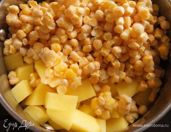 Картофель почистить и нарезать кубиками. Добавить к луку с чесноком картофель и кукурузу (размораживать не нужно). Дать им подружиться пару минут.