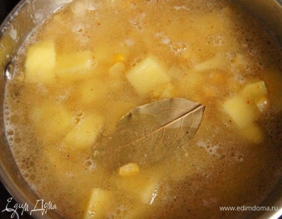 Влить куриный бульон, посолить, поперчить, добавить лавровый лист. Варить на среднем огне до готовности, минут 20-25.