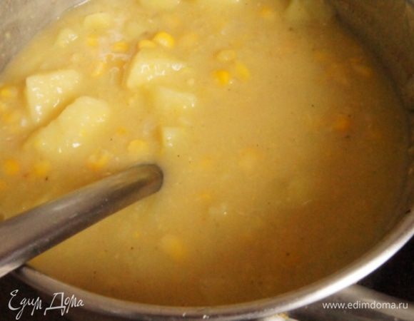 Удалить лавровый лист. Половину супа измельчить блендером в пюре. Смешать со второй половиной.