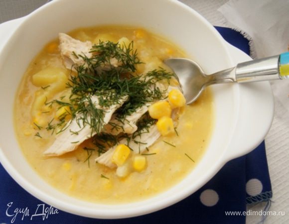 Подавать суп с отварной курицей, присыпав любимой зеленью.