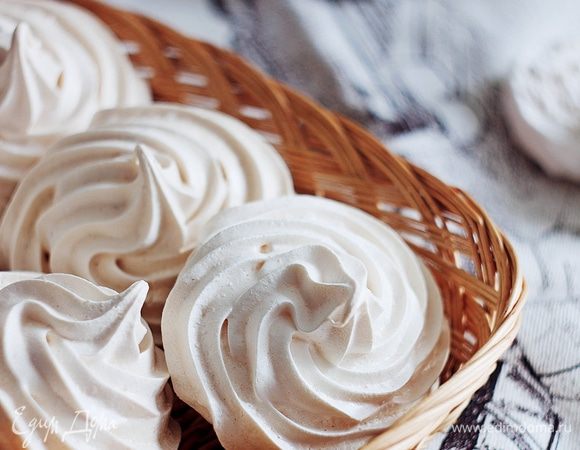 Отсадить заготовки при помощи корнетика на покрытый пергаментом противень, выпекать 1,5-2 часа при 100°С. Готовое безе должно быть хрустящим и внутри, и снаружи. 