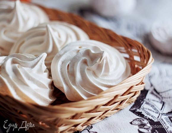 Небольшая хитрость: чтобы готовые безе получились гладкие и не потрескались, при взбивании двигайте миксер в одном направлении, так пузырьки воздуха равномерно распределяться по всей массе и пирожные получатся более нежные.

Приятного аппетита! :)