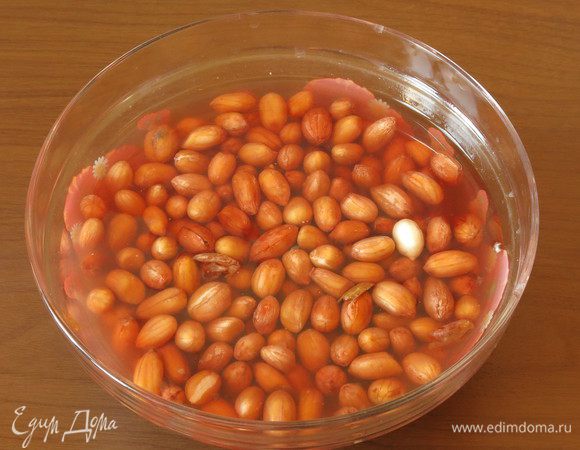 Запариваем орехи на 8 часов. Сетевой вариант кешью, кокосовое масло. Я попробовала заменить на арахисовый крем.