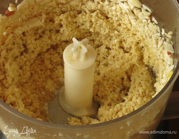 Измельчаем орехи с маслом (использовала льняное).