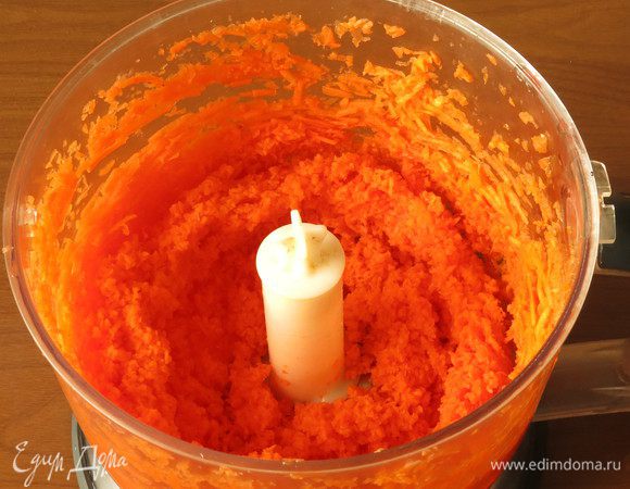 Измельчаем морковь.