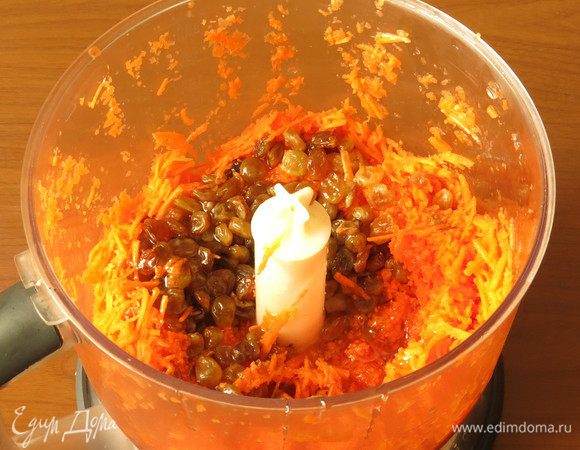 К моркови кладем изюм, специи — корицу и имбирь, все измельчаем, подслащиваем медом.