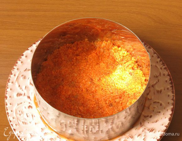 В форму кладем половину моркови.