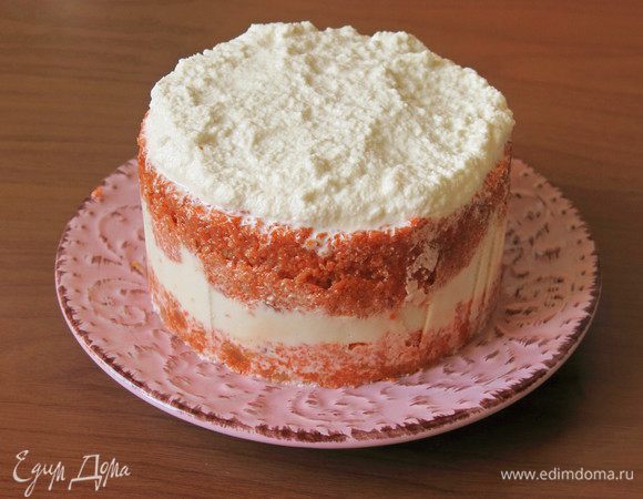 Выкладываем крем. Украшаем рубленными фисташками. Подаем охлажденным. Приятного аппетита!