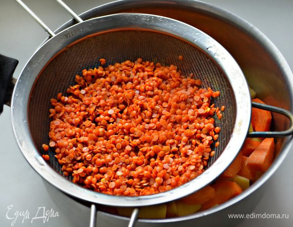 Промойте чечевицу и добавьте в кастрюлю. Залейте водой (примерно 1,5 л), добавьте томатную пасту и варите с закрытой крышкой 1-1,15 ч. Во время варки периодически помешивайте суп и при необходимости добавьте воды. К концу варки посолите по вкусу, добавьте сладкий красный перец и куркуму.