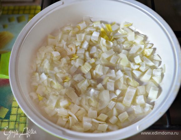 Лук (2 средние головки) порежьте небольшими кубиками и пасируйте на растительном масле, периодически помешивая до готовности. Затем добавьте лук в кастрюлю с супом и варите еще 20 мин.
