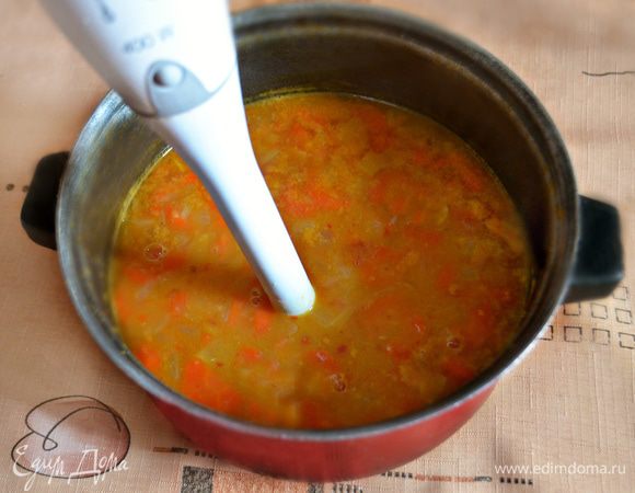 С помощью погружного блендера измельчите содержимое супа до однородности. Снова поставьте на огонь, доведите до кипения и проварите 2 мин.
