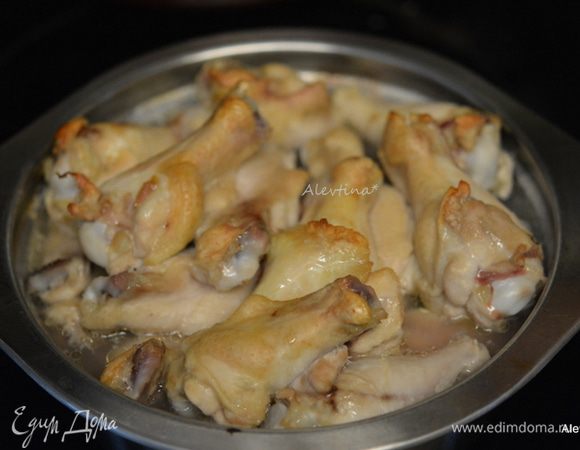 Разогреть духовку до 260°C.
Поставить в духовку блюдо или кастрюлю с горячей водой с разрешением на эту температуру. Добавить куриные крылышки, закрыть крышкой или фольгой и оставить на 10 мин.