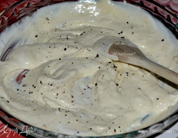 Смешать в блюде йогурт греческий натуральный, сыр протертый, горчицу, черный перец. Отложить 2 -3 ст.л в небольшую емкость.