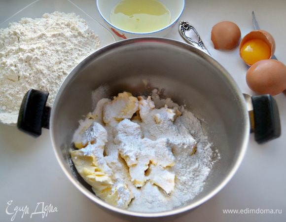 Соединить в емкости для смешивания сливочное масло комнатной температуры и сахарную пудру. Добавить 2 желтка, щепотку соли, ванильный сахар и муку. Замесить тесто, скатать в шар и положить на 30 минут в холодильник.