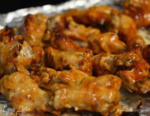 Достать из духовки крылышки. 
Смешать соус баффало с медом. Окунать каждое крылышко в соус.  Выкладывать назад на противень. Вернуть в духовку на 3-5 мин. 