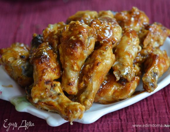 Полить остатками баффало соус и подавать к столу с отложенным соусом из йогурта. Приятного аппетита.