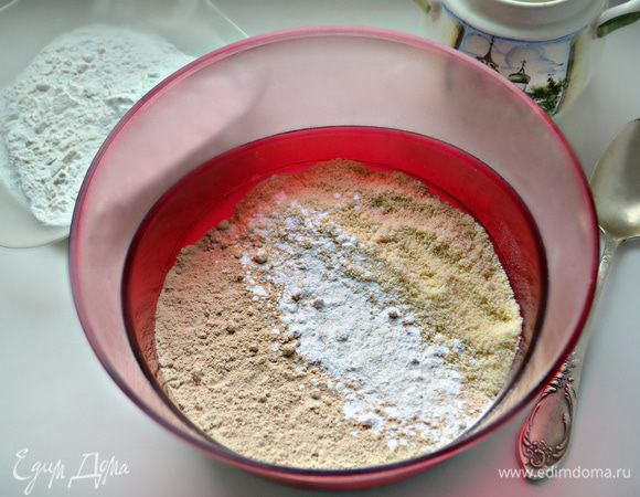 В емкости для смешивания соедините оба вида муки, крахмал, щепотку соли и разрыхлитель.