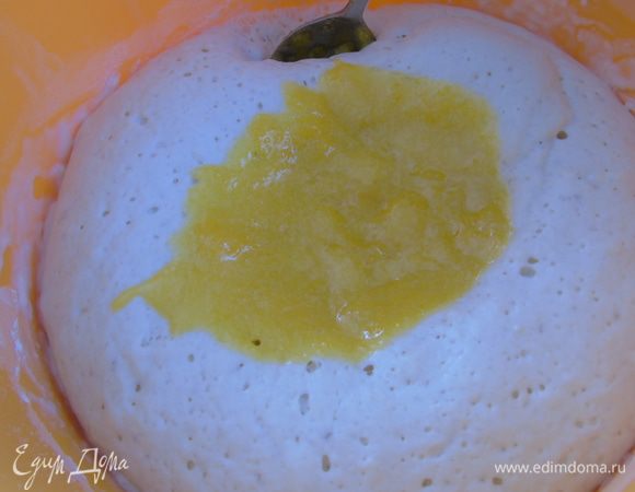 В поднявшуюся опару добавляем желтки с сахаром, перемешиваем.