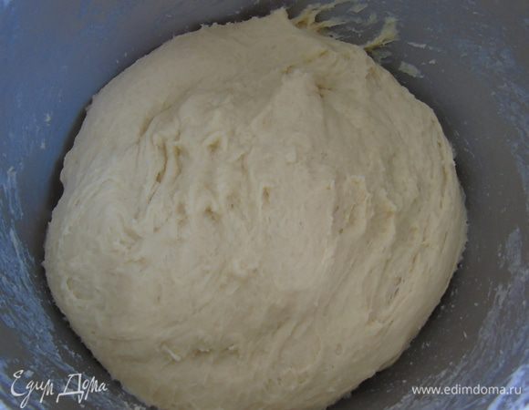 Теперь добавляем муку, вначале еще 250 г, если очень жидкое, то тогда еще примерно 100 г, смотрите по консистенции, тесто должно быть мягким, хорошо вымешиваем и оставляем в теплом месте на 1 час, накрыв полотенцем.