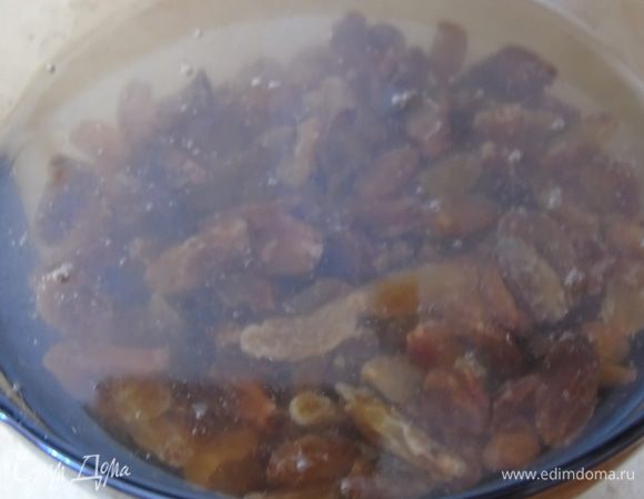 Изюм заливаем горячей водой на 10-15 минут.